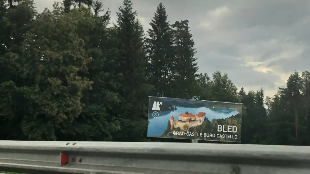 Kot so opozorili v skupini Očistimo Slovenijo reklamnih panojev, naj bi giga oglasni pano v Podbrezju kr&scaron;il več zakonov, zato so podali prijavo medobčinskemu redarstvu in obvestili občino.

&nbsp;

&nbsp;