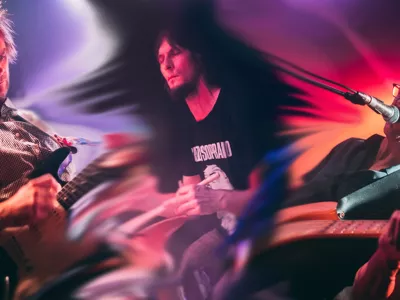 Svojat je utečen domač trio, ki v svoji glasbi združuje no wave, avant-blues, saharski punk in svobodno improvizacijo.

&nbsp;

&nbsp;