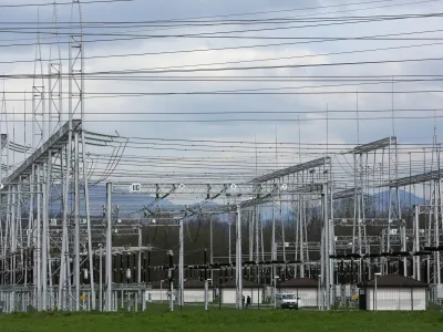 - 08.04.2015 - Električni daljnovod 2x400 kV Beričevo-Kr&scaron;ko, elektrika - električni vod - elektroenergetsko omrežje - električna energija - //FOTO: Jaka Gasar