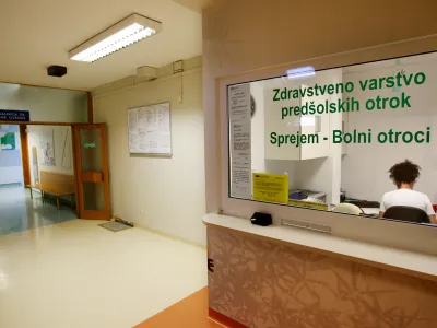 Zdravstveni dom Vič v Ljubljani - sprejemna pisarna Zdravstveno varstvo pred&scaron;olskih otrok - zdravniki so za eno uro odložili delo - simbolična fotografija - bolni otroci - 22.04.2015 -  protest zdravnikov - enourna opozorilna stavka, ker vlada do sedaj ni sprejela standardov in normativov, želijo tudi povprečno plačo v vi&scaron;ini trikratne povprečne slovenske plače. Če njihove zahteve ne bodo padle na plodna tla, za 28. maj napovedujejo celodnevno opozorilno stavko.- protest - zdravniki -   //FOTO: Tomaž Skale