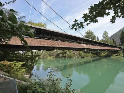 Stara viseča brv je bila vpisana v register nepremične kulturne dedi&scaron;čine. Foto: Tomaž Skale&nbsp;