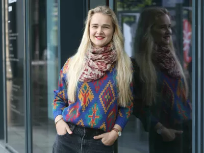 &raquo;Ob poslu&scaron;anju etno in ljudske glasbe sem velikokrat ganjena nad zgodbami in iskreno preprostostjo. Pri ljudski glasbi se čuti, da se je kotalila čez čas in generacije. Da je bila ustvarjena za ljudi,&laquo; razmi&scaron;lja Laura Krajnc. Foto: Tomaž Skale