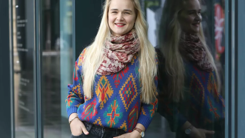 &raquo;Ob poslu&scaron;anju etno in ljudske glasbe sem velikokrat ganjena nad zgodbami in iskreno preprostostjo. Pri ljudski glasbi se čuti, da se je kotalila čez čas in generacije. Da je bila ustvarjena za ljudi,&laquo; razmi&scaron;lja Laura Krajnc. Foto: Tomaž Skale