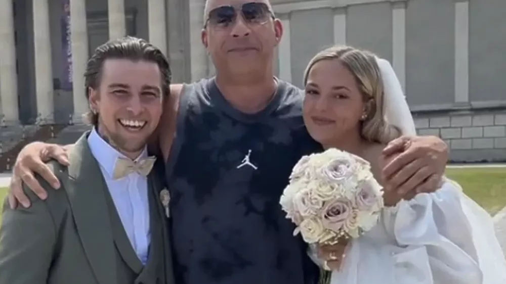 Mladoporočenko Lejlo je med poročnim fotografiranjem presenetil Vin Diesel. F TikTokl, 