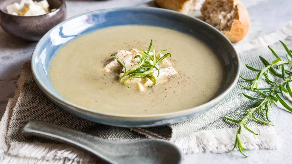 Creamy Eggplant and zucchini soup with Balkan cheese on a ceramic plate / Foto: Noirchocolate