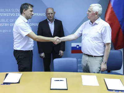 predsednik Konference sindikata upravnih enot in član Glavnega odbora SDOS Dragan Stanković, minister za javno upravo mag. Franc Props, predsednik Sindikata državnih organov Slovenije (SDOS) Franči&scaron;ek Verk- 05.07.2024 - podpis Stavkovnega sporazuma o načinu re&scaron;evanja stavkovnih zahtev upravnih enot //FOTO: Jaka Gasar