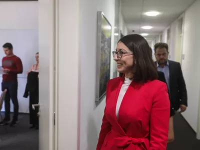 Emilija Stojmenova Duh je javnost obvestila, da je premierju Robertu Golobu ponudila svoj odstop, in odkorakala z novinarske konference, ne da bi odgovarjala na dodatna vpra&scaron;anja. Foto: Bojan Velikonja