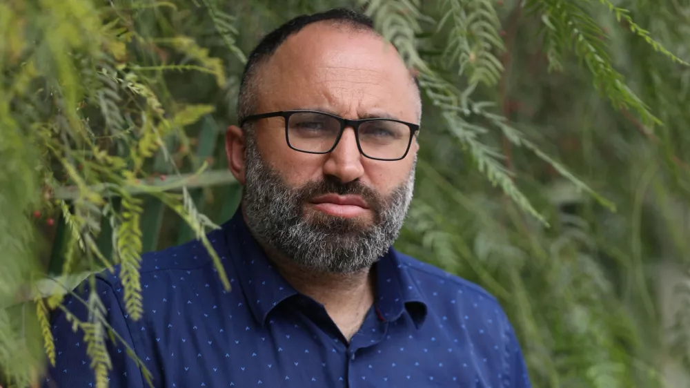 Issa Amro uči Palestince, kako beležiti izraelske kr&scaron;itve človekovih pravic in nasilje izraelskih naseljencev nad Palestinci, ter to izpostaviti javnosti.