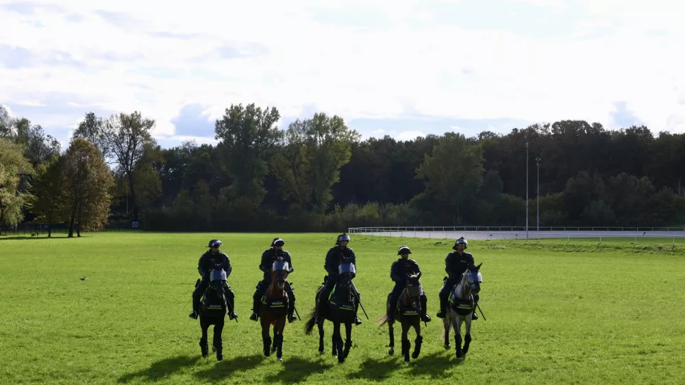 70. let Konjeni&scaron;ke policije Ljubljana; konji; policija; policija na konjih; konjeni&scaron;ka policija