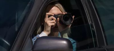 Hidden photographing. Paparazzi Concep Photographer uses his professional camera. Photographer girl in car window. Mobile reporter. Photojournalist at work. Detective or investigator. / Foto: Yaraslau Mikheyeu