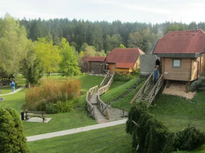 Pogled na wellness hi&scaron;ke z zunanjimi jacuzziji.