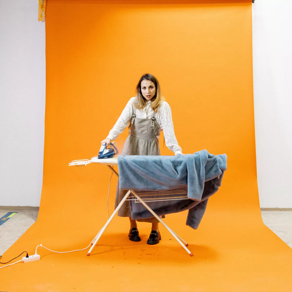 Ljubljansko alternativno indie zasedbo Astrid &amp; The Scandals pooseblja harfistka, vokalistka in energična performerka Astrid (Astrid Ana Kljun). Foto: Jaka Ter&scaron;ek