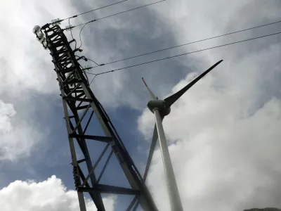 - druga elektrarna na veter v Sloveniji - električni daljnovod, električna energija - energetika - vetrnica - 22.04.2014 Razdrto - Vetrna elektrarna Nanos - stolp vetrnice je visok 53 metrov, elisa meri v premeru 44 metrov, moč naprave pa je 910 kilovatov - proizvedla bo predvidoma 1,6 gigavatne ure električne energije. //FOTO: Bojan Velikonja