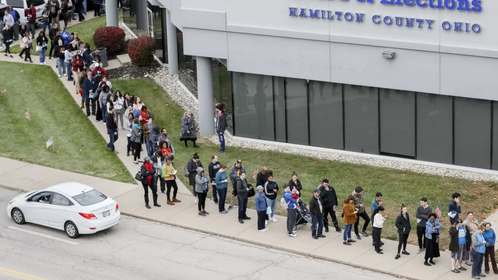 Volilci čakajo v vrsti na oddajo glasu na voli&scaron;ču v Cincinnatiju. Foto:&nbsp;AP