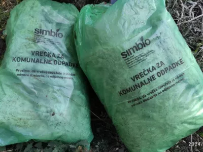 Ob cesti, ki vodi proti zalivu Kalavojna v Rajklju, je domačin na&scaron;el slovenske vrečke za smeti.