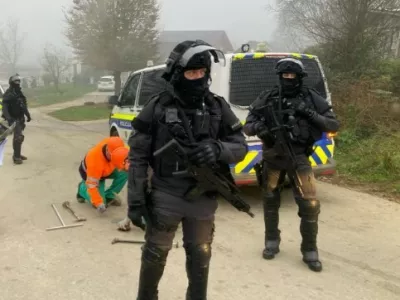 Akcija novome&scaron;kih komunalcev je potekala ob nadzoru oboroženih policistov. Foto: Komunala Novo mesto