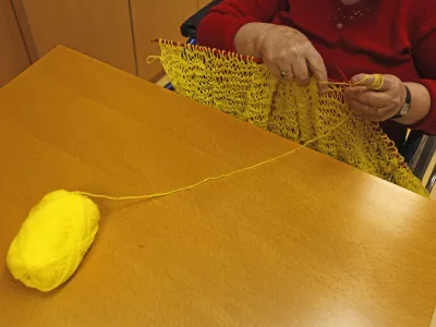 Delo delovnega terapevta se bo z uvajanjem zakona o dolgotrajni oskrbi raz&scaron;irilo tudi na delo zunaj zdravstvenih institucij. Foto: Jaka Gasar&nbsp;