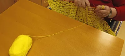 Delo delovnega terapevta se bo z uvajanjem zakona o dolgotrajni oskrbi razširilo tudi na delo zunaj zdravstvenih institucij. Foto: Jaka Gasar 