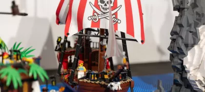 Še vse do 12. januarja si lahko na Čopovi 14 ogledate največjo razstavo lego kock pri nas. Foto: Kolja Kragelj