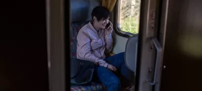 - potniki - telefoniranje, smeh   - 28.03.2017 - Slovenske železnice (SŽ) - Potniški promet - z vlakom iz Ljubljane v Metliko  /FOTO: Jaka Gasar