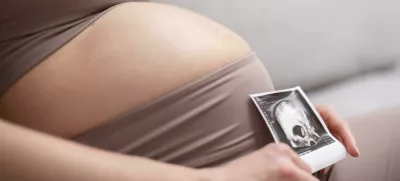 2JHB1WA Pregnant woman belly. Pregnancy Concept. Pregnant tummy close up. Detail of pregnant woman relaxing on comfortable sofa at home. Foto: Reuters/Alamy