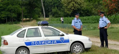 Učence in učitelje so po grožnjah evakuirali, policija pa pregleduje šole. 