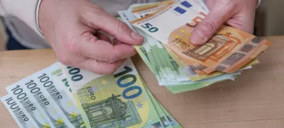 Slovenci smo očitno zelo konservativni in malo aktivni pri varčevanju; svoj denar puščamo na transakcijskih računih ali kvečjemu varčujemo v bančnih depozitih. / Foto: Profimedia