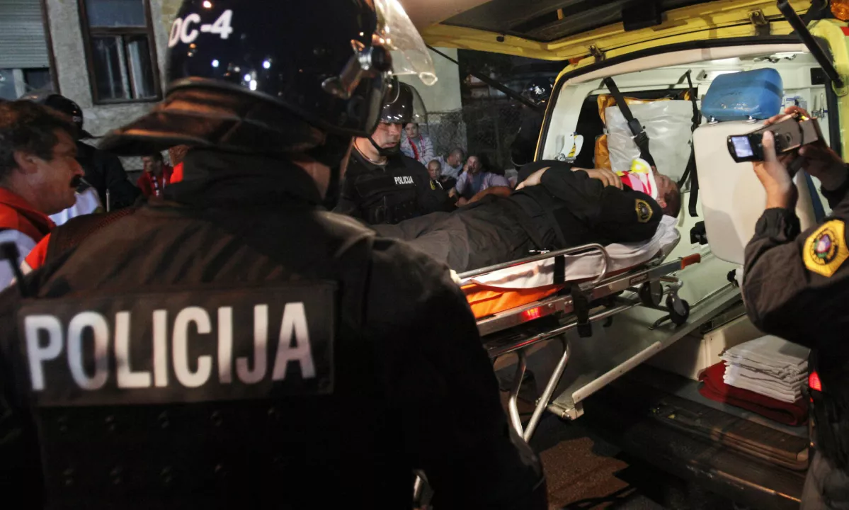 Se je policist nalašč poškodoval ali je samo odstranjeval umazanijo z roke?