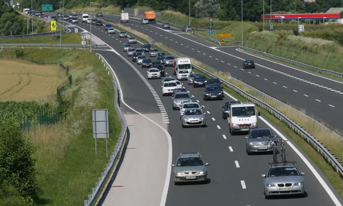 Razmere na slovenskih cestah ob 12. uri: Pazljivo na gorenjski in ...