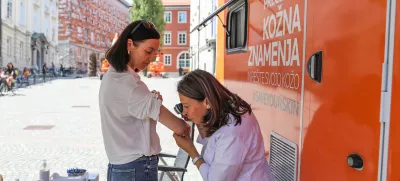 - 20.05.2022 – Novi trg v Ljubljani -brezplačni pregledi kožnih znamenj – kožni rak Melanom //FOTO: Bojan Velikonja