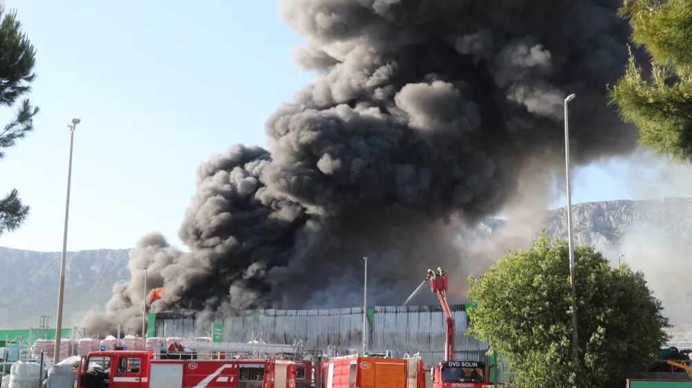 19.05.2025. Kastel - Izbio je požar u Pevex centru u Ka&scaron;tel Sućurcu, na terenu je velik broj vatrogasaca. Photo: Ivo Cagalj/PIXSELL