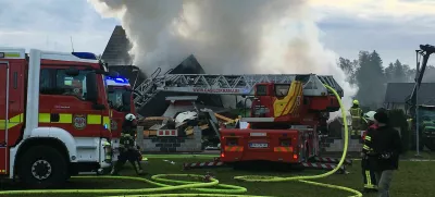 V eksploziji v Trbojah se je porušila stanovanjska hiša. Poškodovanih na srečo ni bilo. Gasilci so na kraju in gasijo požar. 