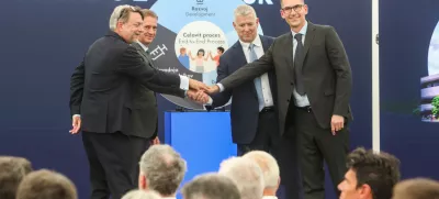 - Robert Golob, Predsednik RS,- Richard Saynor, izvršni direktor Sandoz,- Glenn A. Gerecke, direktor proizvodnje Sandoz,- Gregor Makuc, glavni izvršni direktor Leka,- 01.07.2025. - Simbolična položitev temeljnega kamna za 400-milijonsko naložbo družbe Lek Sandoz v obrat za proizvodnjo podobnih bioloških zdravil.//FOTO: Bojan Velikonja