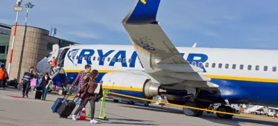Nizkocenovni letalski prevoznik Ryanair je napovedal, da bo za 20 odstotkov povečal količino brezplačne ročne prtljage. Foto: iStock