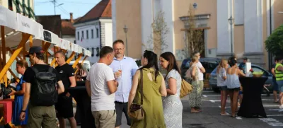 Mestni trg v Metliki se je prelevil v živahno prizorišče uličnega praznovanja. F Zavod Metlika