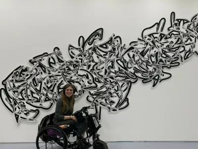 Nike Vencelj na razstavi moderne umetnosti v Bologni z Društvom študentov invalidov Slovenije / Foto: osebni arhiv