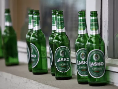 - Zlatorog La&scaron;ko pivo - steklenica - alkoholna pijača - ilustrativna fotografija 2013 - alkohol, žganje, alkoholna - žgana pijača, alkoholizem, anonimni alkoholik, protialkoholik, abstinenca, odvisnost od alkohola - pijanec - pijančevanje//FOTO: Luka Cjuha