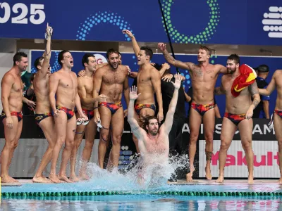 Water Polo - World Aquatics Championships - Men - Final - Spain v Hungary - OCBC Aquatic Centre, Singapore - July 24, 2025 Spain players celebrate after winning gold REUTERS/Jeremy Lee