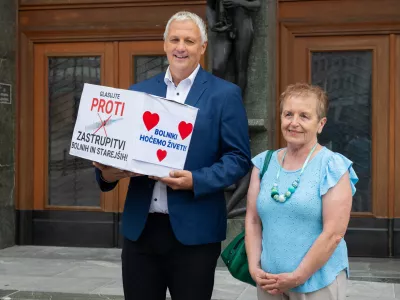 Ljubljana, pred DZ.Prvopodpisana Ales Primc in Milena Miklavcic sta v DZ vlozila vec kot 15.000 podpisov za zacetek postopka za razpis referenduma o pomoci pri prostovoljnem koncanju zivljenja.