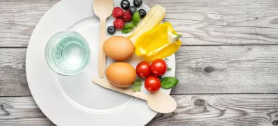 Interval fasting diet. Intermittent fasting concept represented with a plate and products on gray background. Healthy lifestyle. Fat loss concept. Top view / Foto: Yummy Pic