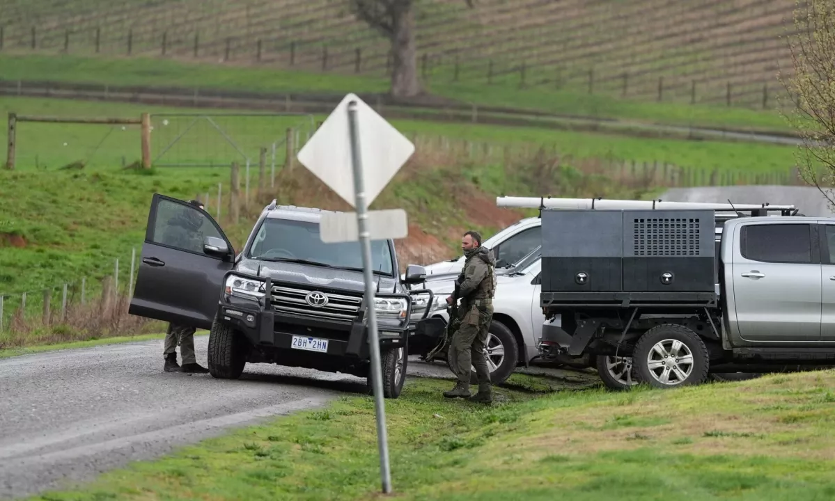 Osumljenec za umor dveh policistov še vedno na begu