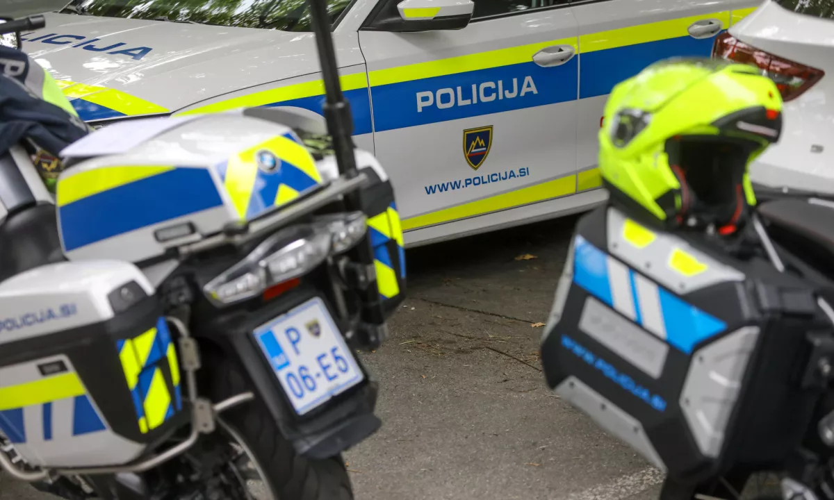 Pijan 25-letnik v Ljubljani med begom trčil v štiri policijska vozila
