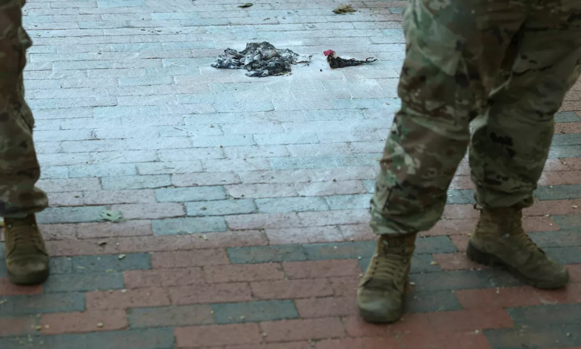 Moški aretiran pri Beli hiši zaradi zažiga ameriške zastave v znak protesta