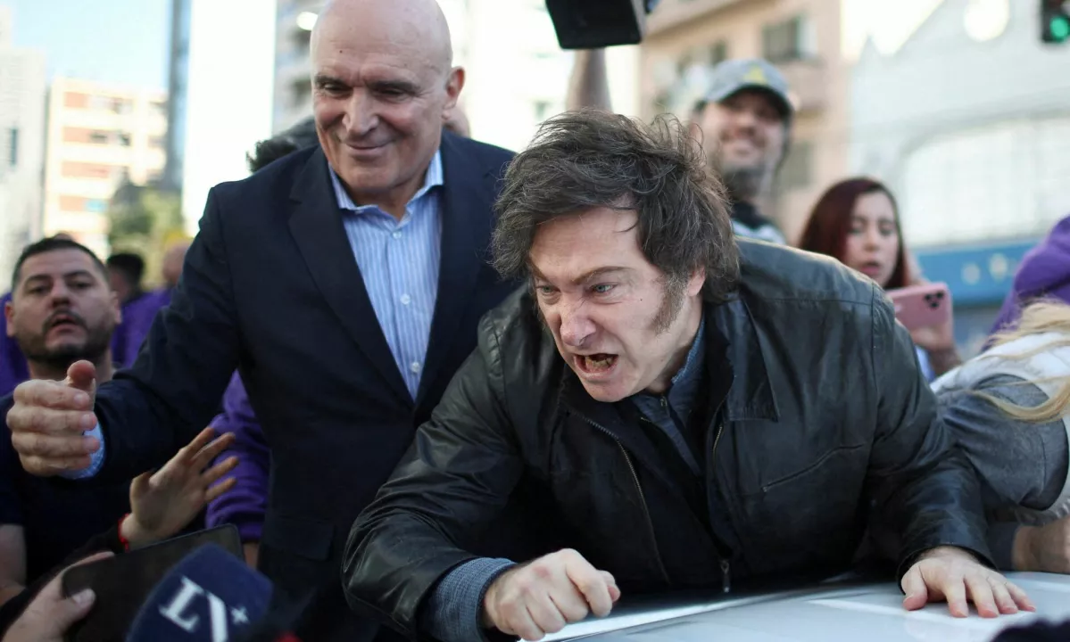 Argentinskega predsednika Mileija med vožnjo napadli s kamenjem in steklenicami