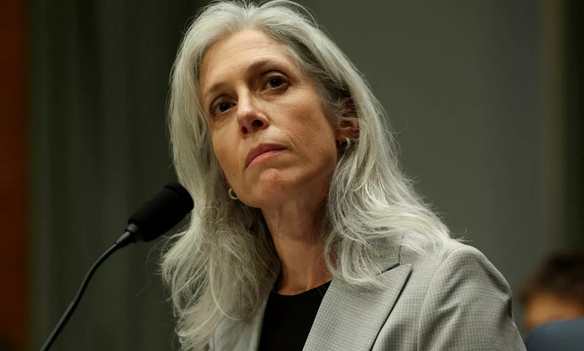 Ker sama po sporu z ministrom ni želela odstopiti, so jo v Beli hiši odpustili