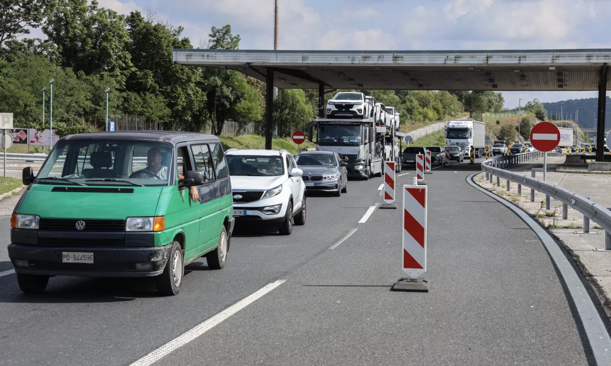 Zaradi zastojev na primorski avtocesti morda dvosmerni promet čez Rebrnice