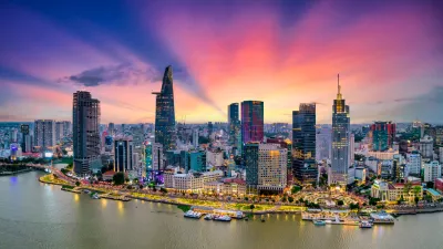 Aerial view of beautiful skyscrapers along the river at sunset sky light flowing down urban development in Ho Chi Minh City, Vietnam. / Foto: Huythoai