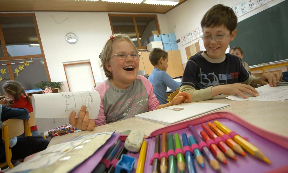 Osnovnošolci in dijaki znova sedli v šolske klopi