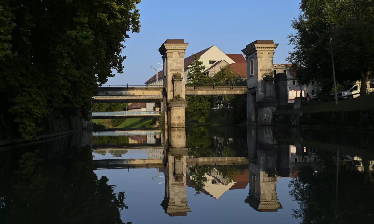 Nespametno ravnanje: Iz Ljubljanice pozno sinoči rešili tri ljudi in psa