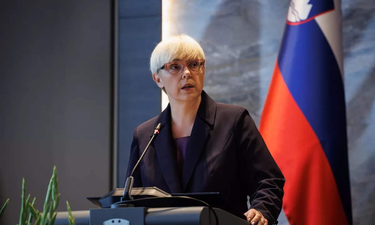 Predsednica Pirc Musar prvošolčkom razdelila odsevne rutice in poudarila pomen šole